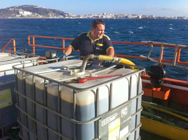 FOT_servicio suministro de lubricantes marinos CEPSA_Amarres Ceuta